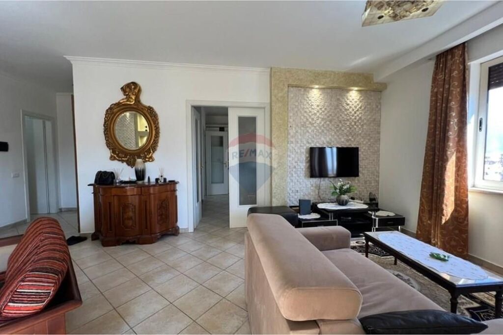 APARTAMENT PER QIRA  2+1 +2 RRUGA E BARRIKADAVE!