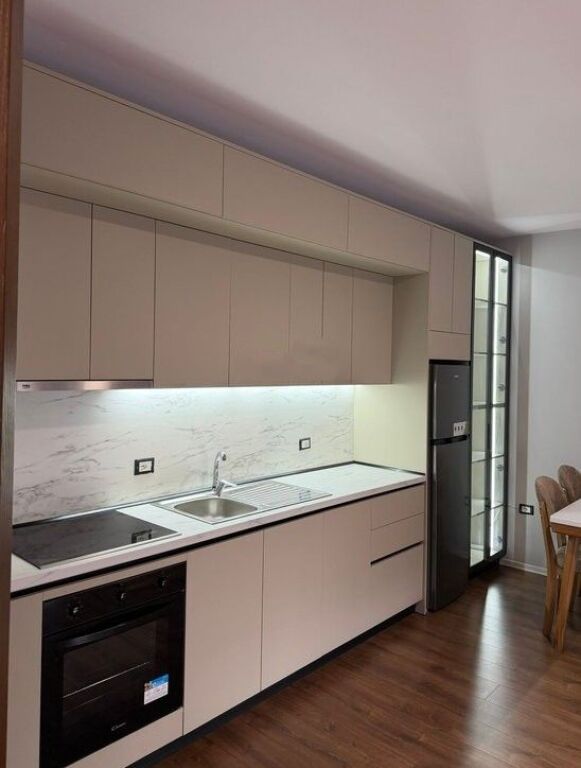 PREZZO RIBASSATO!!! Affittasi appartamento 1+1 nella zona di Bulevardi i Ri, vicino a Jordan Misja.