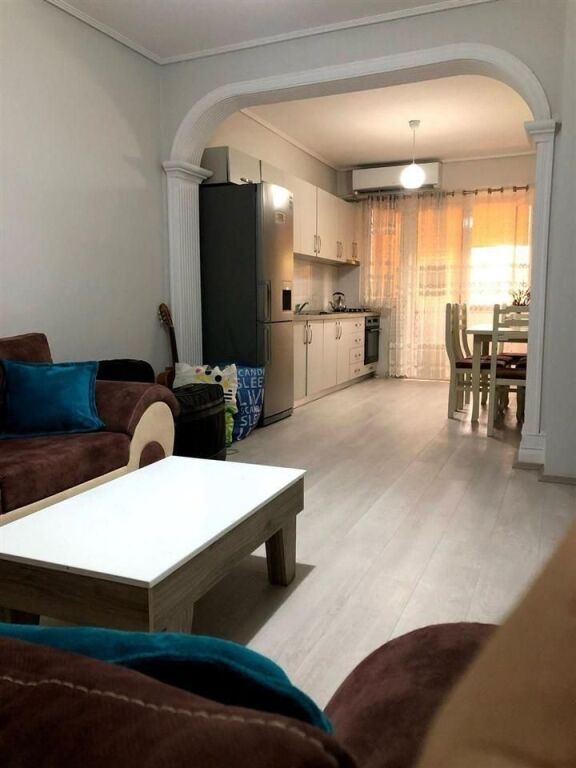Apartament me qira 1+1 në Vasil Shanto!

