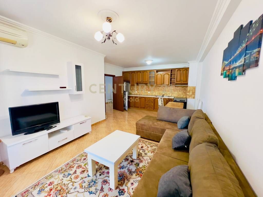 Apartment 2+1+2 at Komuna e Parisit!