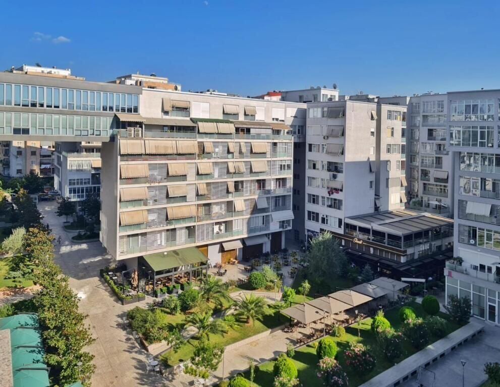 Jepet me qera dyqan ne Komune te Parisit,prane Klinika Indiane e Syve