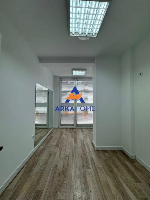 JEPET AMBJENT ZYRASH ME QERA 270M2 "KIKA 2, KOMUNA E PARISIT" 4000 EURO BRUTO