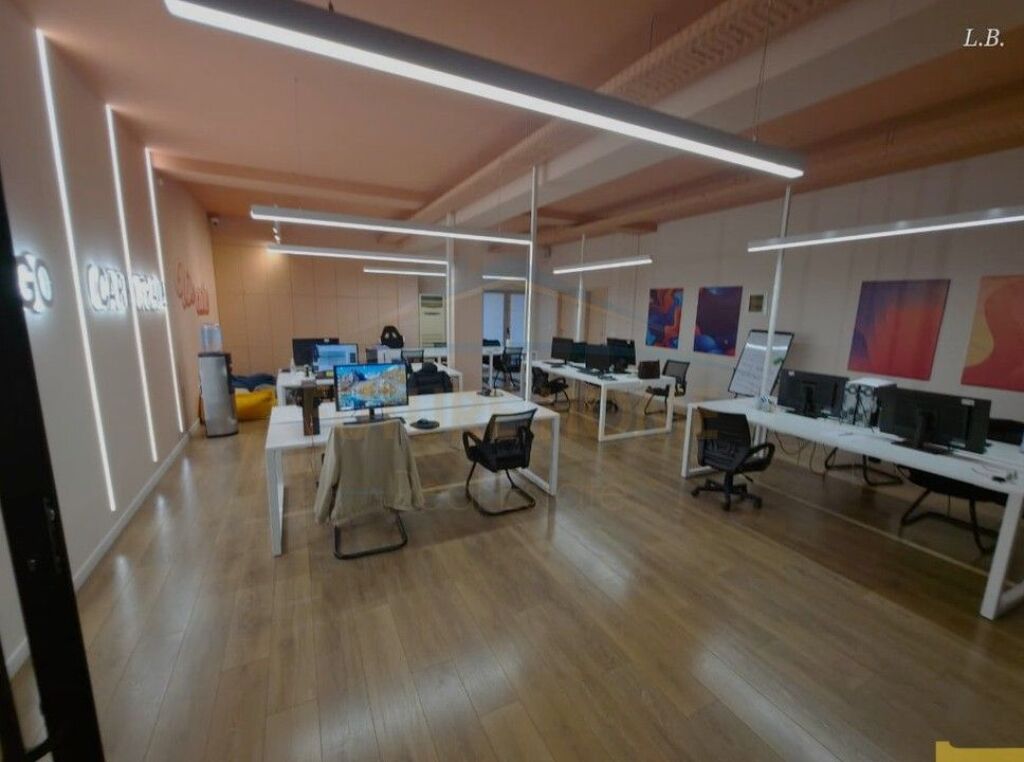 Ufficio in Affitto 200 m² in Via Shkëlqim Fusha, Comune di Parigi, Tirana