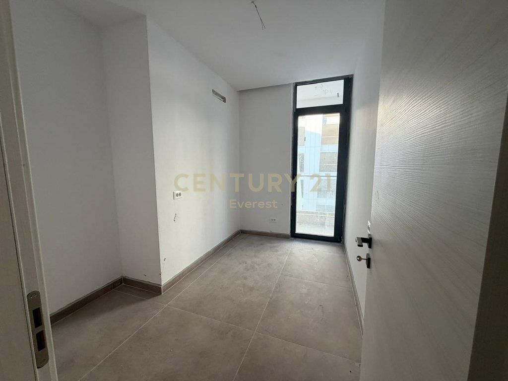 PRANË TV KLAN-ZYRE PER QIRA