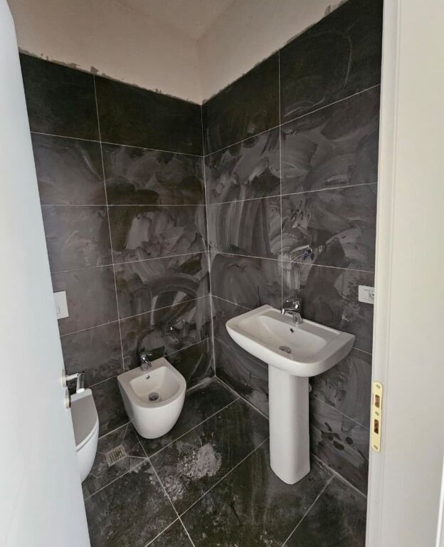 📌 Shitet Apartament 3+1+2 + Depo – Komuna e Parisit