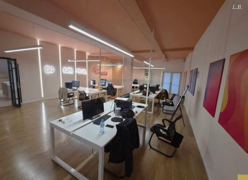 Ufficio in Affitto 200 m² in Via Shkëlqim Fusha, Comune di Parigi, Tirana