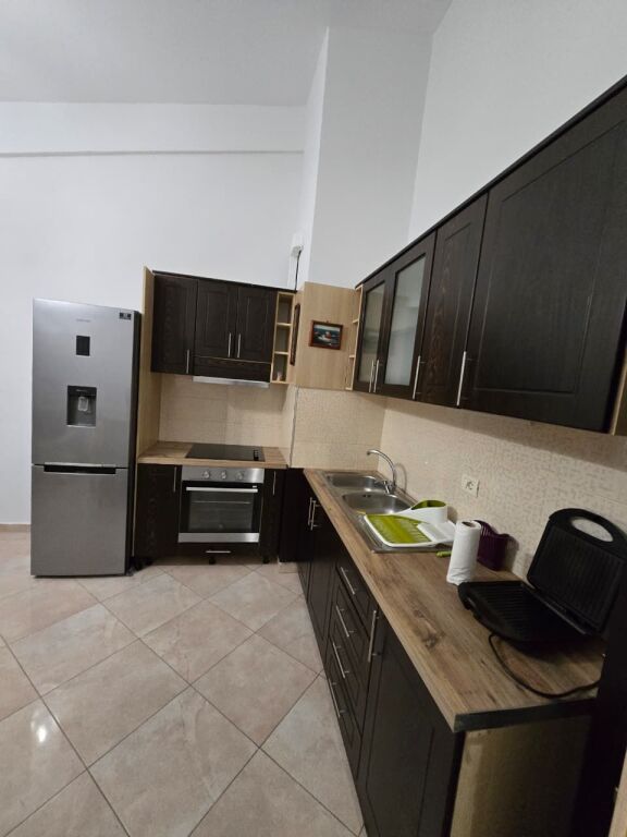 Qera, Apartament 1+1, Fresku, Tiranë - 30.000 leke | 61 m²
