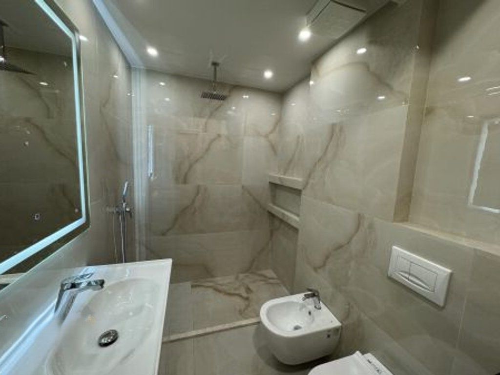 VENDESI APPARTAMENTO 1+1 VICINO ALLA CHIESA CATTOLICA, VIA KAVAJES