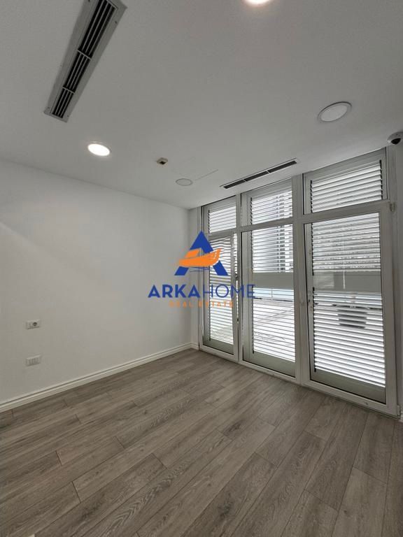 JEPET AMBJENT ZYRASH ME QERA 270M2 "KIKA 2, KOMUNA E PARISIT" 4000 EURO BRUTO