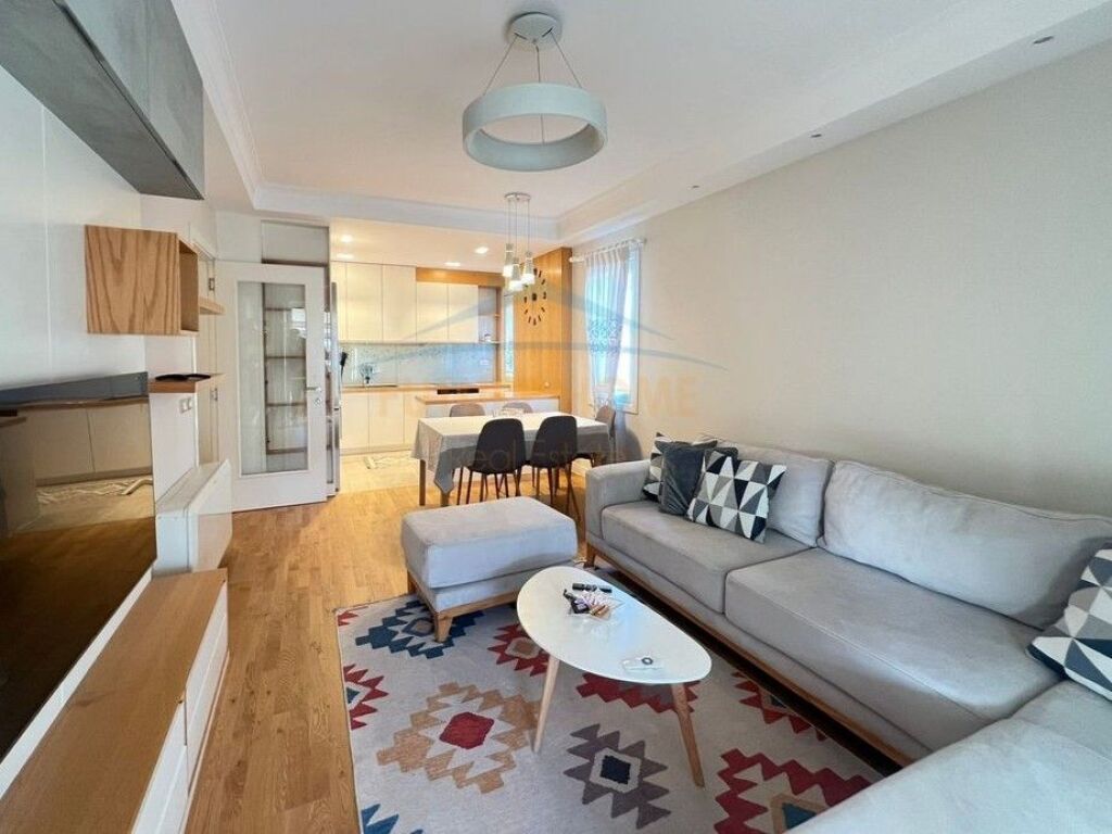 Qera, Apartament 3+1+2+ 2 Poste Parkimi, Komuna e Parisit