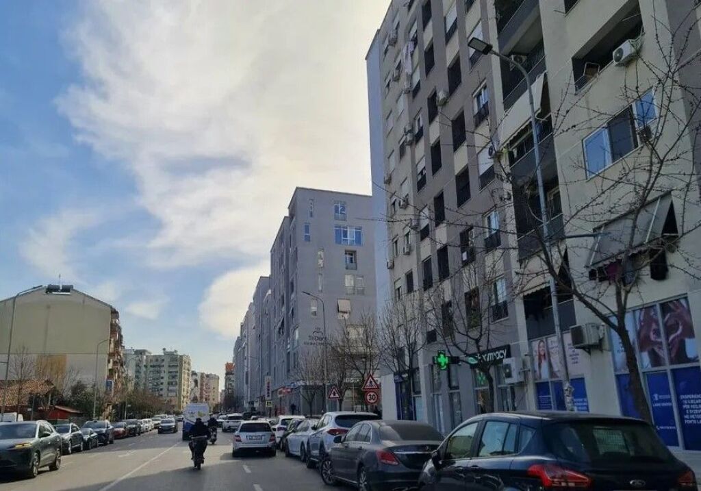 Jepet me qera dyqan ne Komune te Parisit,prane Klinika Indiane e Syve