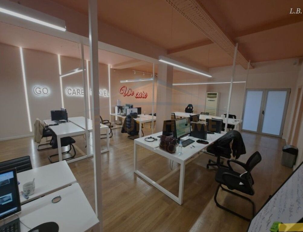 Ufficio in Affitto 200 m² in Via Shkëlqim Fusha, Comune di Parigi, Tirana