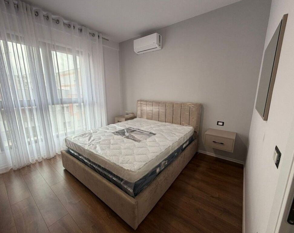 PREZZO RIBASSATO!!! Affittasi appartamento 1+1 nella zona di Bulevardi i Ri, vicino a Jordan Misja.