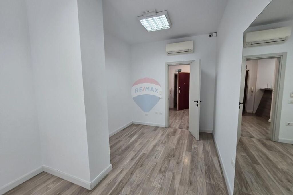 Si affitta ambiente per ufficio nel Comune di Parigi Complesso Kika 2.