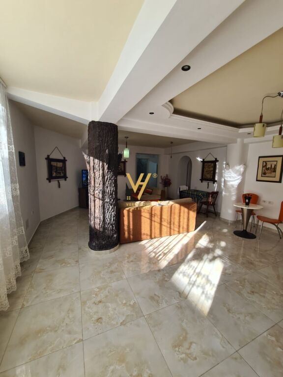 JEPET HYRJE 2+1+OBORR ME QIRA TE QYTET STUDENTI 50.000 LEKE