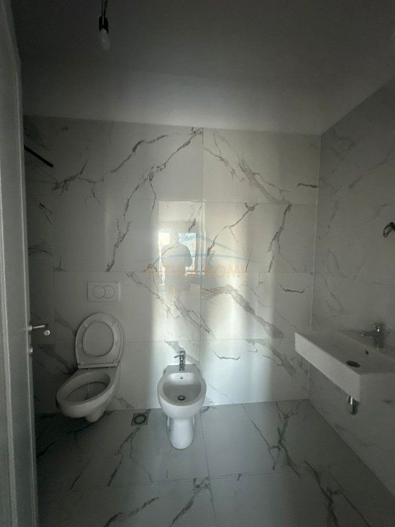Shitet, Apartament 2+1+2+Post Parkimi, Bulevardi Ri, Tirane