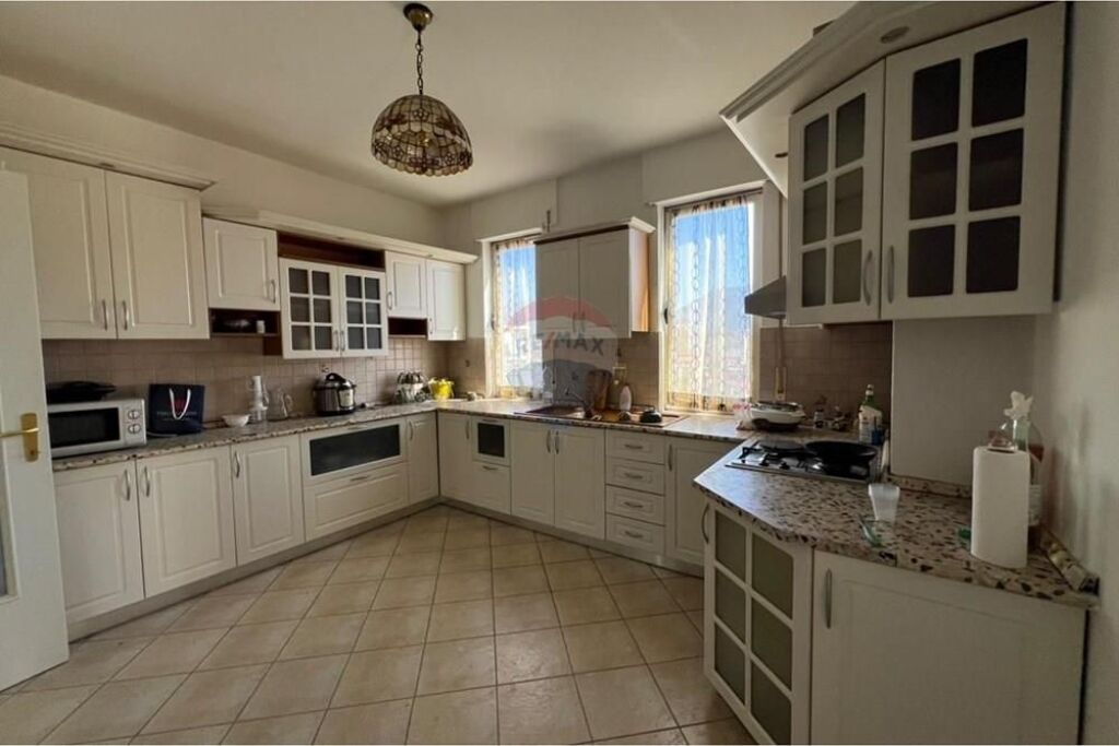 APARTAMENT PER QIRA  2+1 +2 RRUGA E BARRIKADAVE!