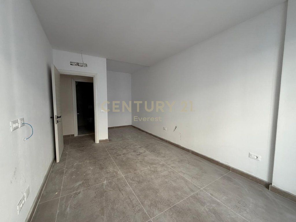 PRANË TV KLAN-ZYRE PER QIRA