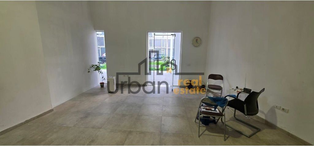 Qera, Dyqan, Prane Rruges se Barrikadave, Tirana - 400€ | 40 m²
