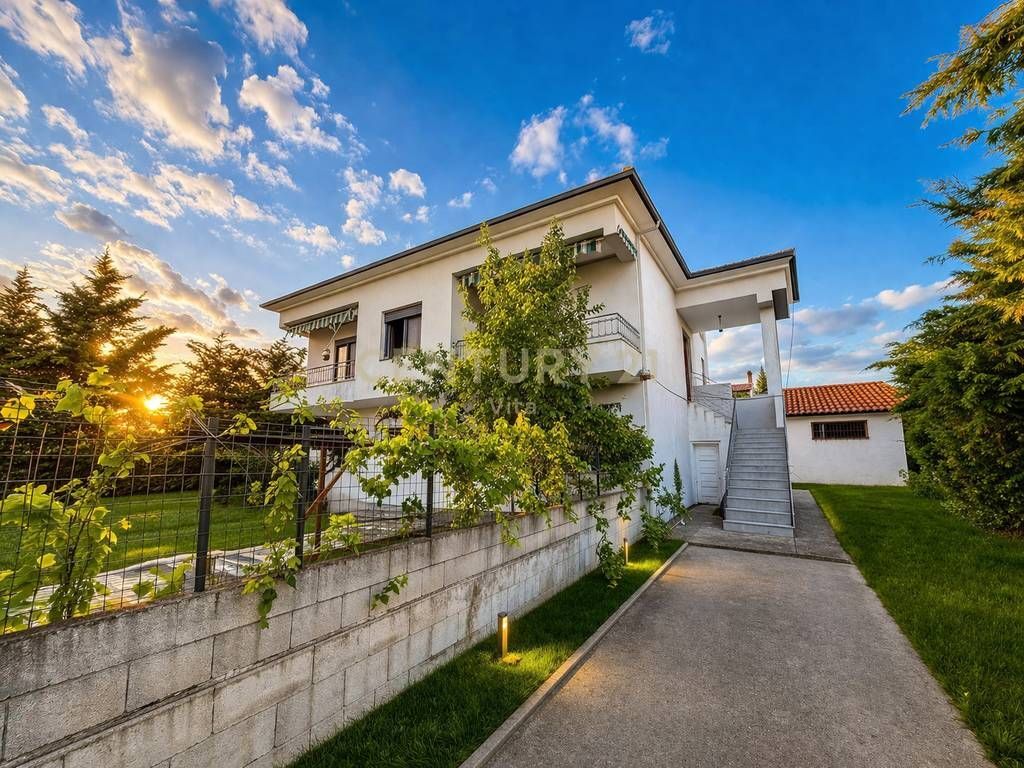 Shitet Vilë 2-Katëshe me Hyrje të Veçantë, Oborr, Garazh dhe Dyqan në Arapaj, Durrës !!