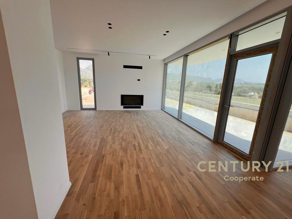 WE SELL A VILLA IN FARKË NEAR THE LAKE !