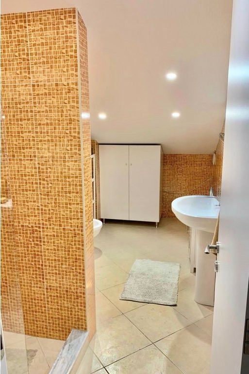 2+1+2+VERANDE PER QIRA PRANE RESTORANT FRESKUT !