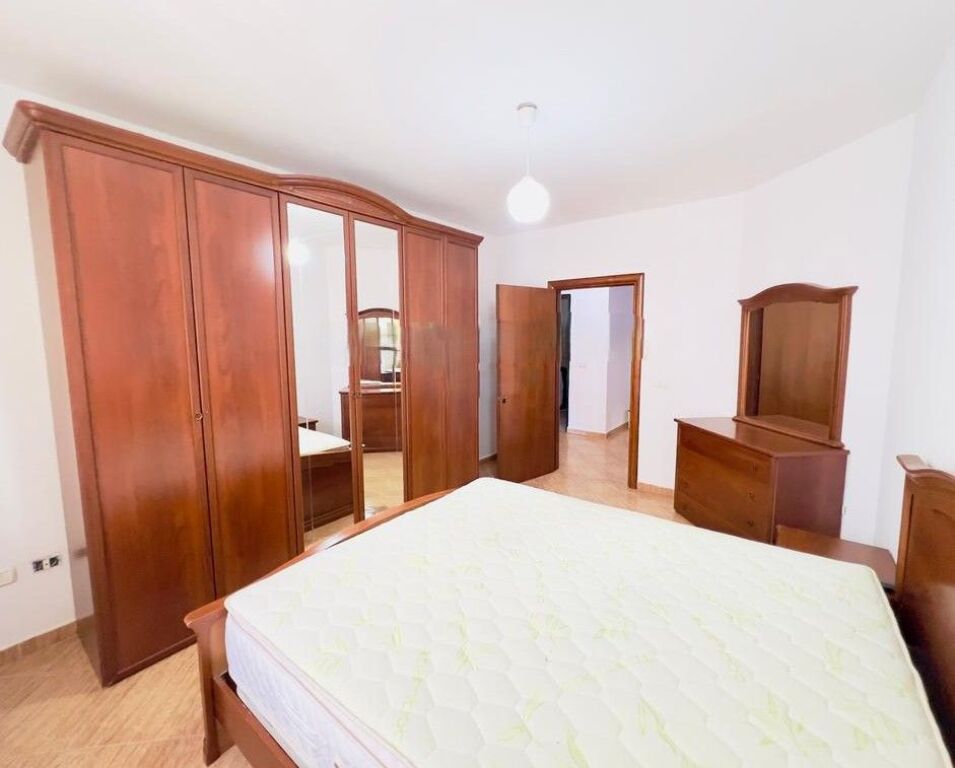 Apartament 2+1+2 tek Komuna e Parisit!