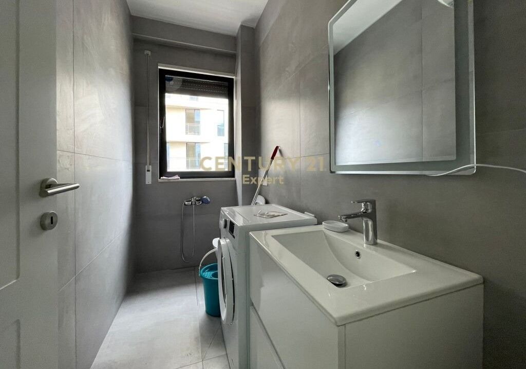 APARTAMENT 2+1+2 ME POST PARKIMI ME QIRA NE RRUGEN E DURRESIT