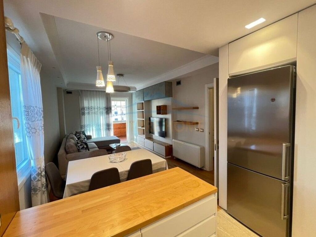 Qera, Apartament 3+1+2+ 2 Poste Parkimi, Komuna e Parisit