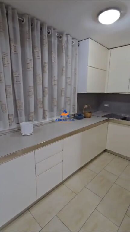 JEPET APARTAMENT ME QERA 1+1 "AFER SHKOLLES BESNIK SYKJA" 550 EURO