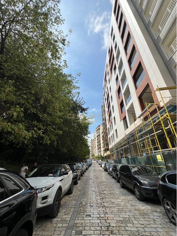 Ambient Per Zyra 2+1+2 Prane Air Albania