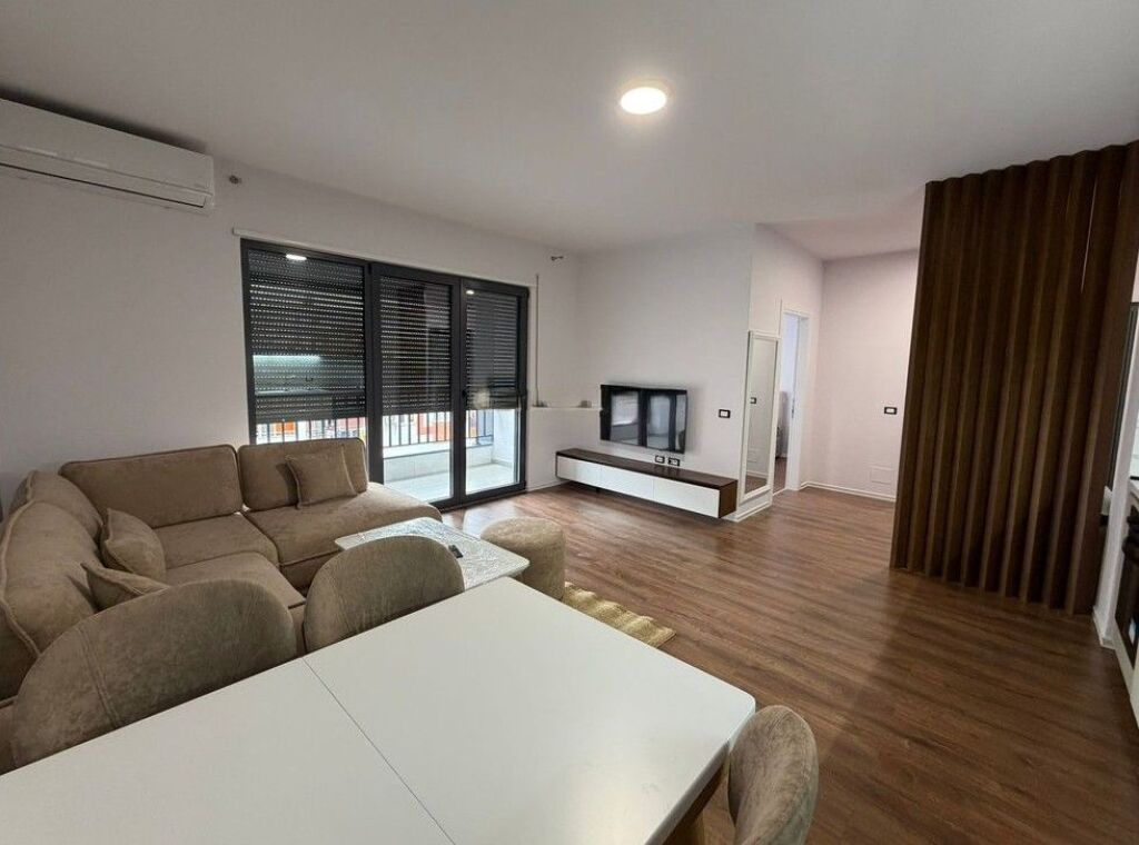 PREZZO RIBASSATO!!! Affittasi appartamento 1+1 nella zona di Bulevardi i Ri, vicino a Jordan Misja.