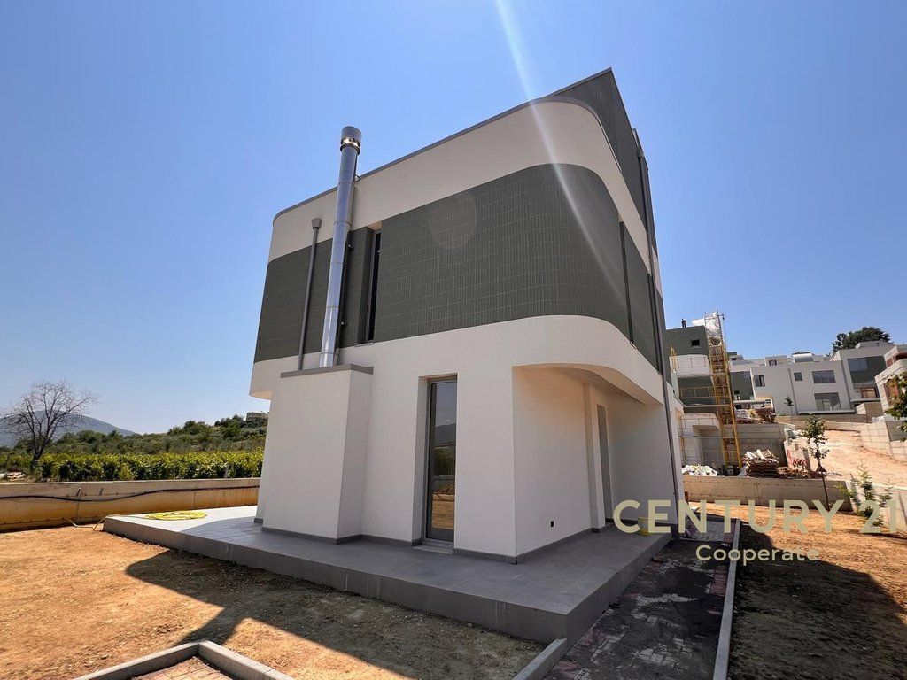 WE SELL A VILLA IN FARKË NEAR THE LAKE !