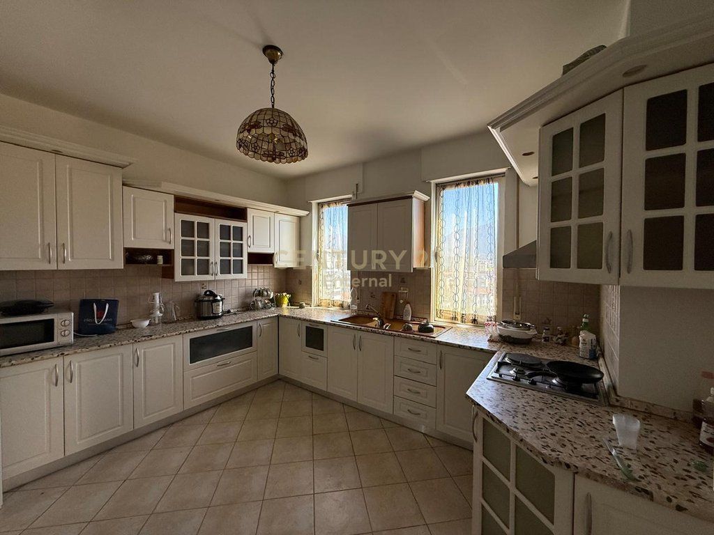 Apartament per Qera 2+1+2 Rruga e Barrikadave