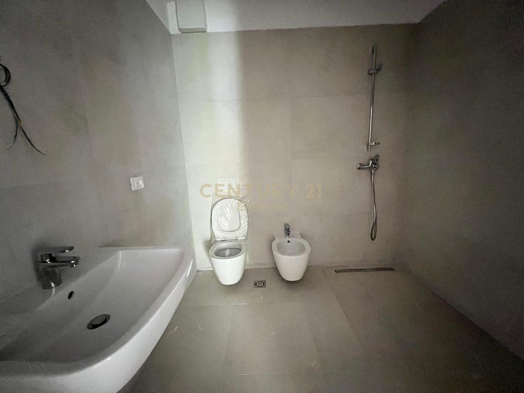 Ambient Per Zyra 2+1+2 Prane Air Albania