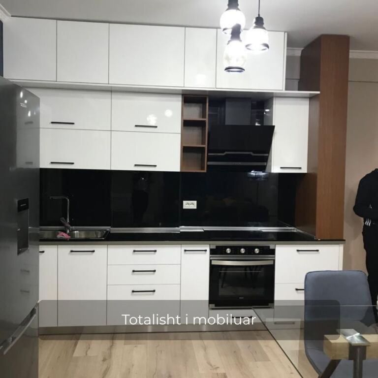 Jepet me qira apartament 1+1 në 📍Komuna e Parisit, ngjitur me Qendrën Kristal.