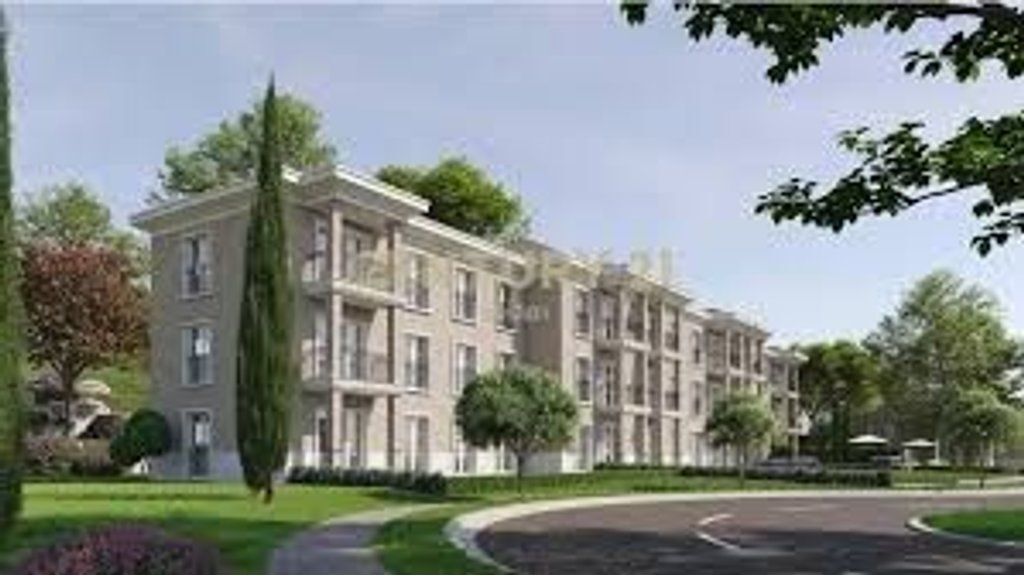 Shitet apartament 2+1+2 me oborr tek Rolling Hills Liqeni!