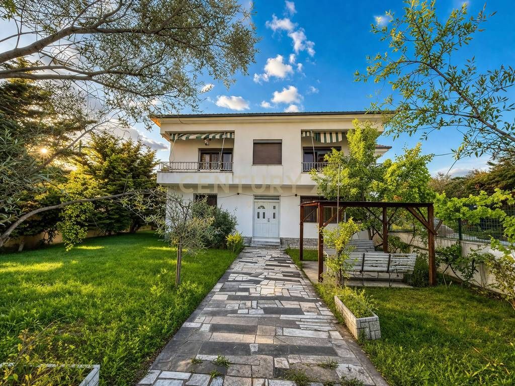 Shitet Vilë 2-Katëshe me Hyrje të Veçantë, Oborr, Garazh dhe Dyqan në Arapaj, Durrës !!