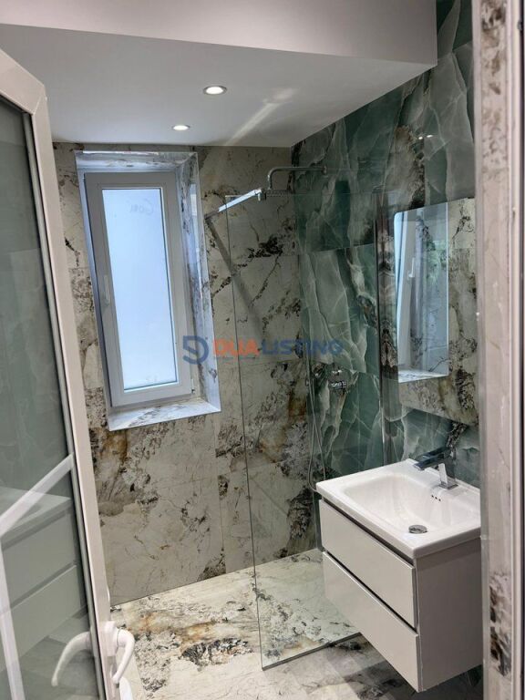 Ambient biznesi per qira ,Rruga e Barrikadave!