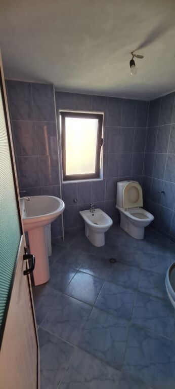 Jepet me qera 3+1 mobiluar kat vile ne astir e mobiluar 450 eu