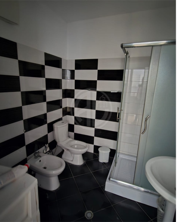 Apartament 2+1+2 në shitje, ideal për banim familjar ose investim.