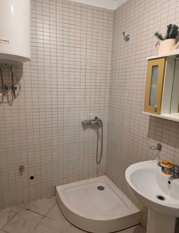 Jepet apartament 2+1+2 me qira ne Tirane, rruga Frosina Plaku