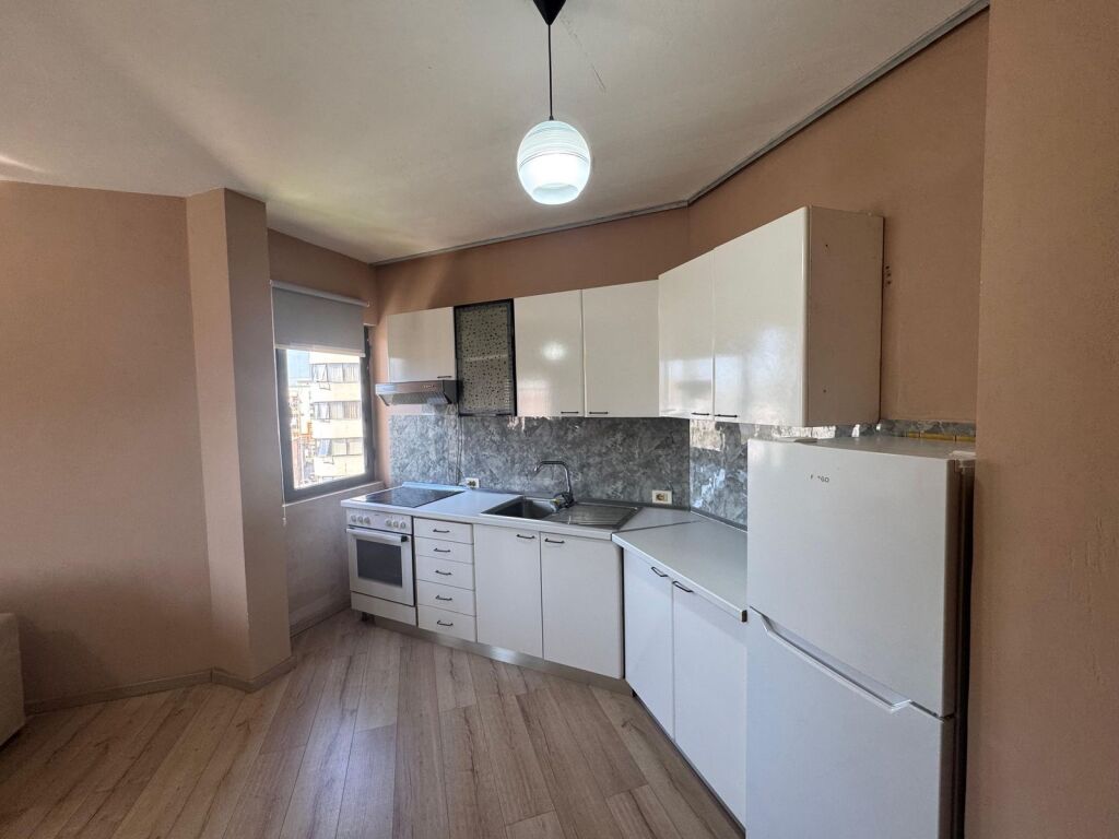 APARTAMENT PER QQERA TEK STACIONI TRENIT