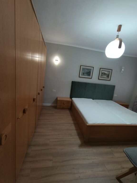 Jepet me qira apartament 2+1 në një nga zonat më të preferuara të Tiranës, në bllok!