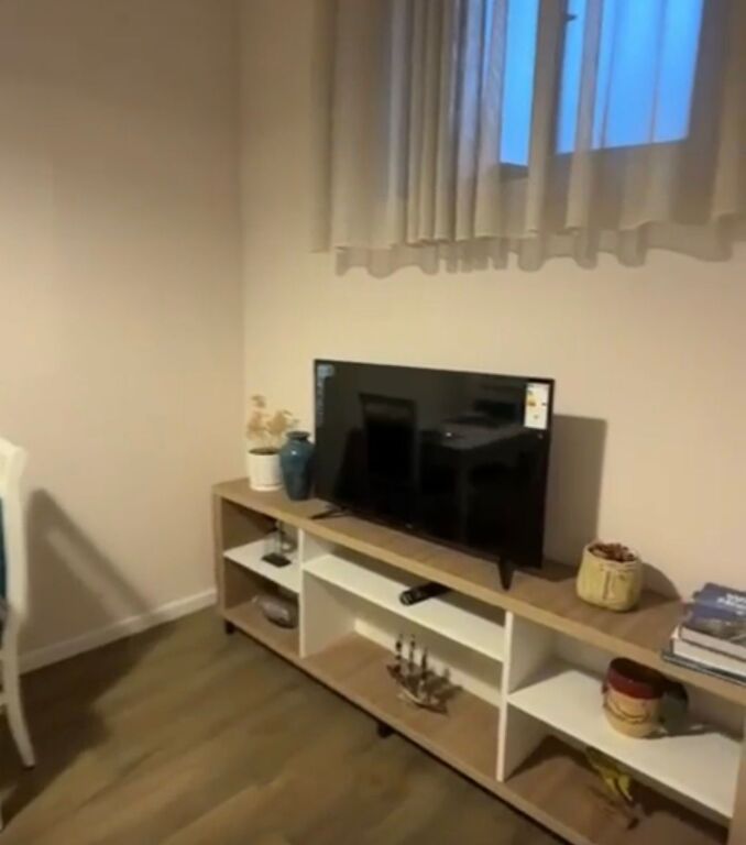 Apartament 1+1 (i modifikuar) tek Blloku i Ambasadave pranr Rruges se Durresit!