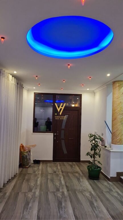 JEPET ZYRE 145 M2 ME QERA TE QYTETI STUDENTI 80.000 LEKE