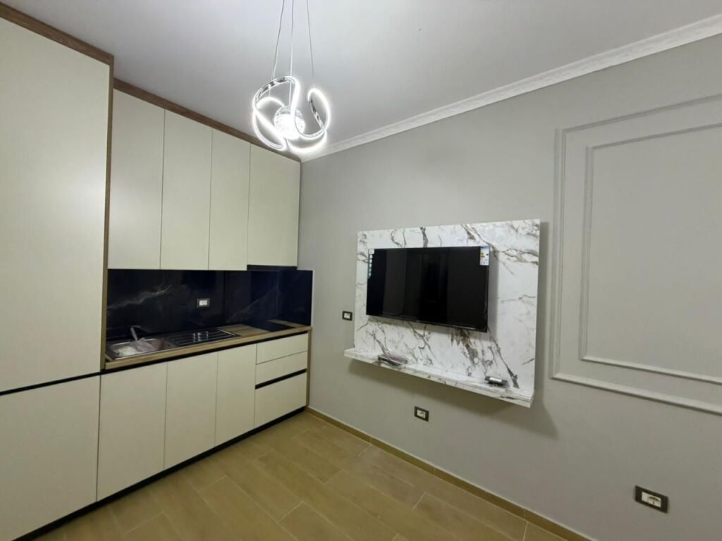 Shitet Garzoniere  shkembi kavajes  