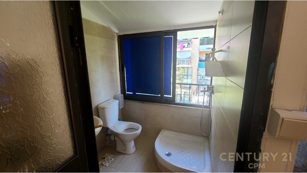 Godinë 3-katëshe me oborr për qira – pranë Komisariatit Nr. 1 1,850 € /Muaj