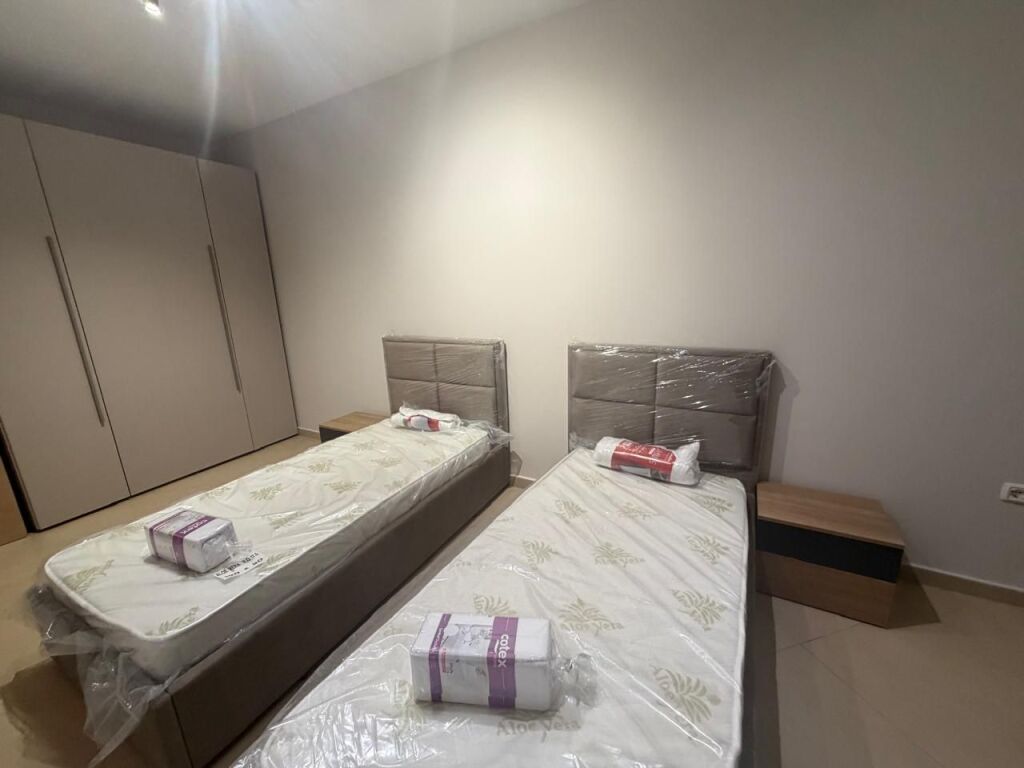 Jepet me qera 2+1 mobiluar liqeni thate 648 eu