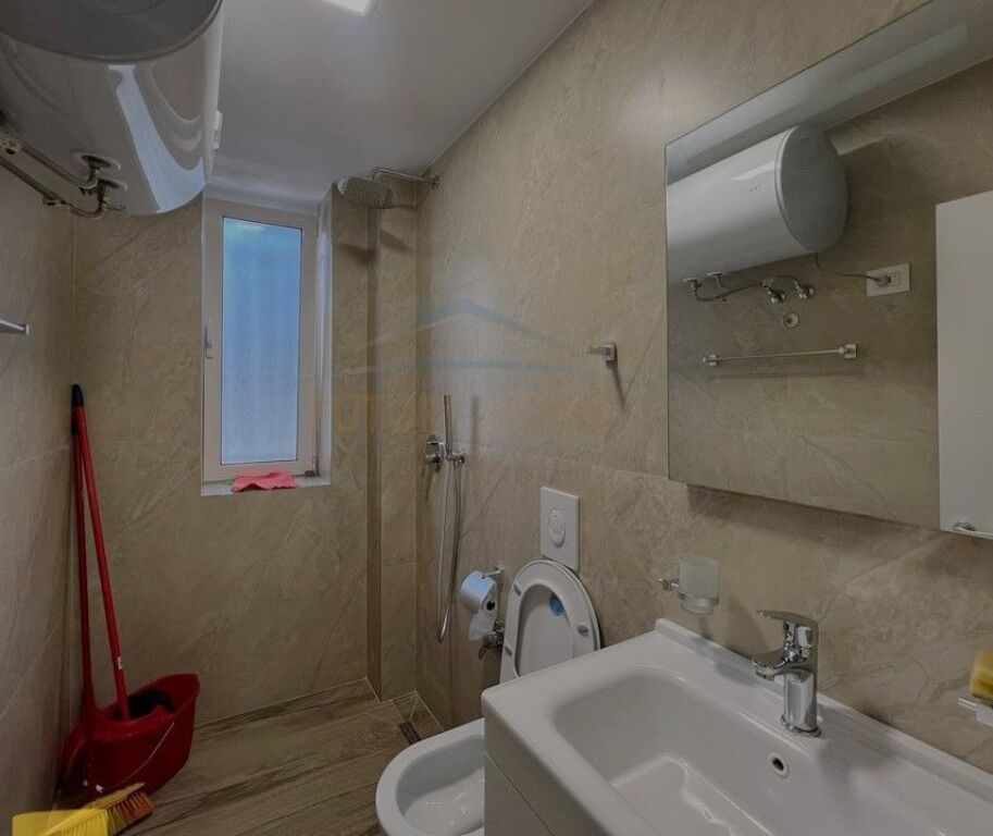 Qera, Ambient Zyre, 21 Dhjetori